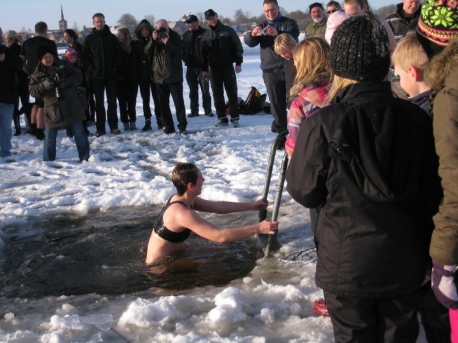 I 2010 skulle der først laves et hul i isen, inden der kunne "bades".