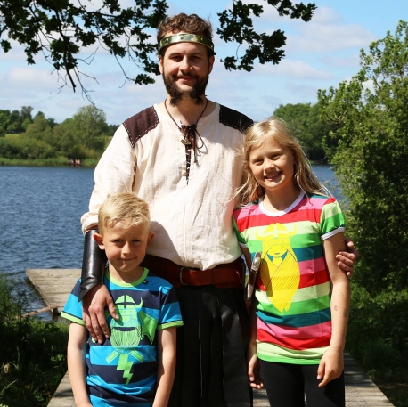Når kostumerne skal hvile trækker de friske små vikinger gerne i en af de smarte t-shirts fra Danefæ.