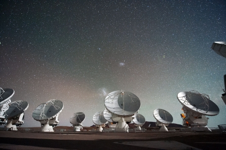 Billedet viser ALMA, et stort radioteleskop-anlæg i Atacamaørkenen, som Jes Kristian Jørgensen anvender til observationer.