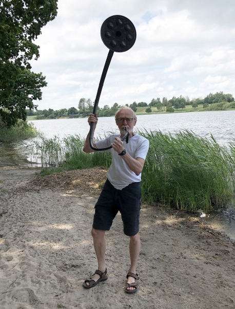 Kurt Videbæk med én af de nye bronzelurer. Foto: Jels Vikingespil.