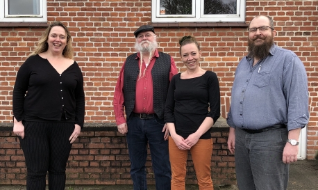 Fra venstre er det Instruktør Louise Schouw, Carsten Weitling, Tina Planitzer samt Janus Lynggaard. Foto: Jels Vikingespil.