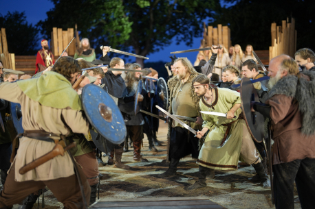 Også til sommer vil der være dramatiske og spændende sværdkampe på Friluftsscenen i Jels. Foto: Jels Vikingespil.