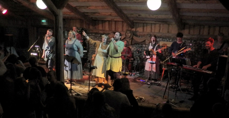 Hver dag efter forestillingen er der fest og fællessang i Valhal. Foto: Jels Vikingespil.