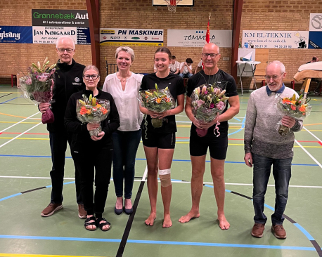 Fra venstre er det Erling Dammose, Karin Bybjerg Vest, Jane Stark (som overrakte hædringerne), Ida Holm Haaning, Hans Hørlyck og Svend Hansen. Foto: Jels IF.